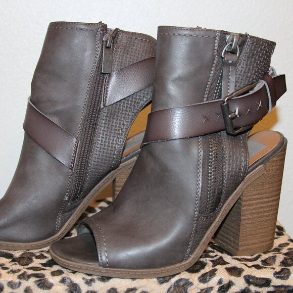 dv By Dolce Vita Peep Toe Heel, Size 6 - Picture 3 of 6